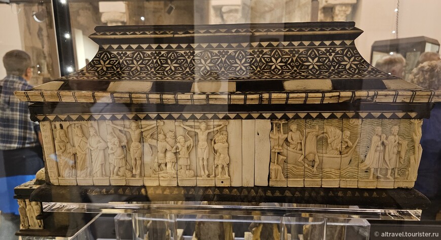 Саркофаг для мощей свв. Козьмы и Дамиана со сценами их мученичества. 15-й век.