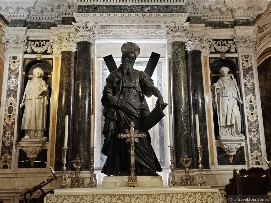 По сторонам находятся мраморные статуи архидиаконов Лаврентия и Стефана, работы Пьетро Бернини, отца знаменитого Джан Лоренцо Бернини.