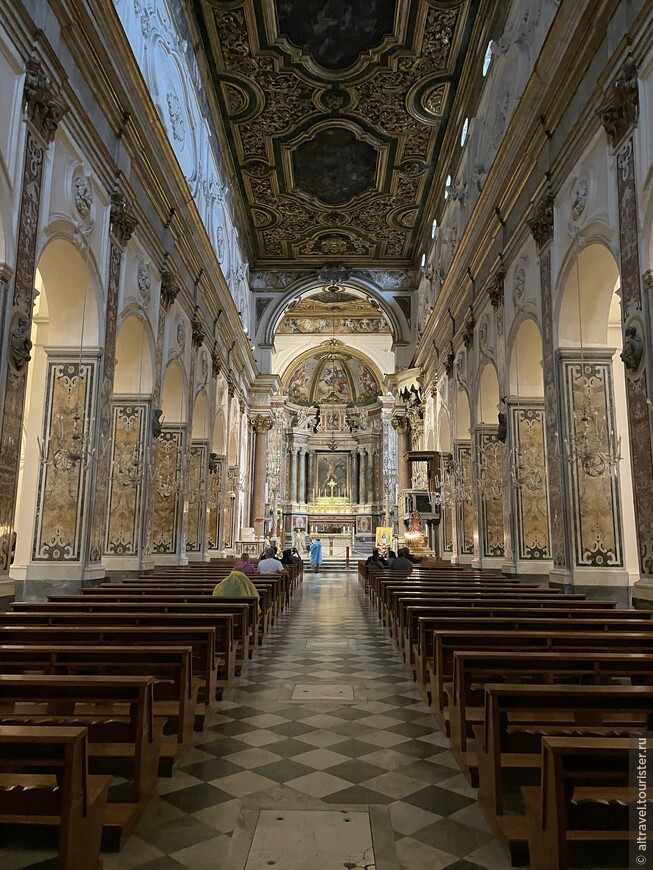 Интерьер собора выполнен в барочном стиле.