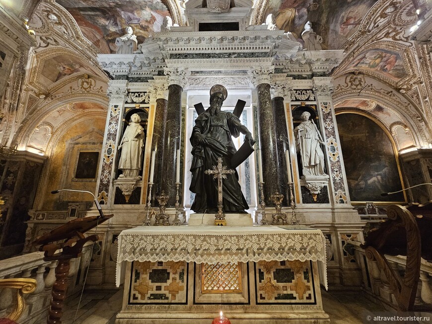 Главный мраморный алтарь крипты спроектировал Фонтана, а бронзовую статую Андрея Первозванного в алтаре выполнил в 1604 г. флорентийский мастер Микеланджело Наккерино, ученик Микеланджело Буонарроти. 