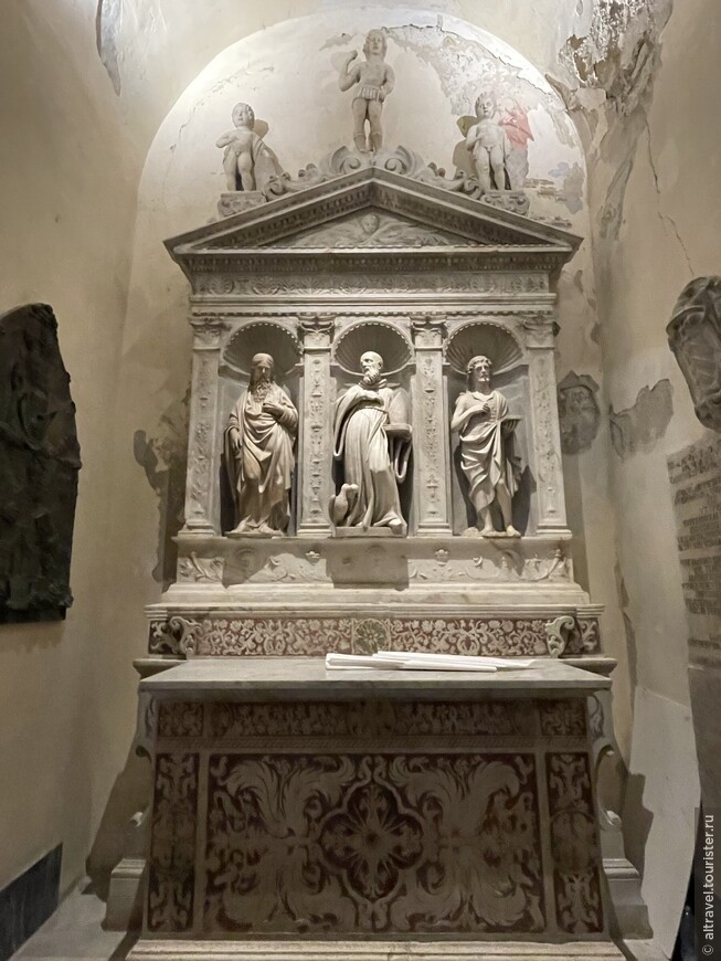 Мраморный алтарь конца 15-го века.