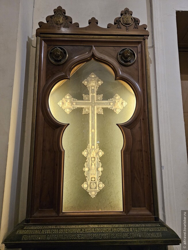 Перламутровый крест из Иерусалима, подаренный городу Амальфи Иерусалимским патриархом в память основания первого госпиталя и странноприимного дома на Святой Земле. 