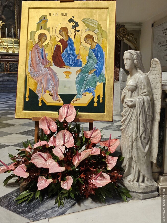 Икона Святой Троицы греческого письма, которую мы с удивлением обнаружили в соборе.