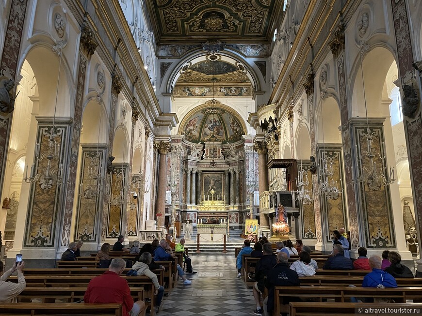 В главном алтаре - большое полотно с распятием св.Андрея, выполненное Андреа Д’Асте. 