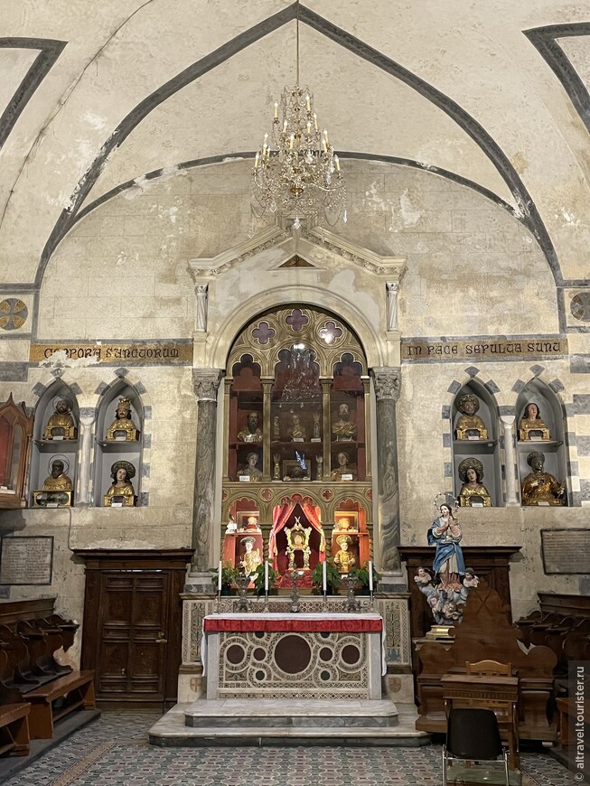 Часовня-реликварий, в которой, в том числе, хранится фрагмент черепа св.Андрея. Там же находятся многочисленные мощи других святых, вывезенные из Константинополя после 4-го крестового похода.