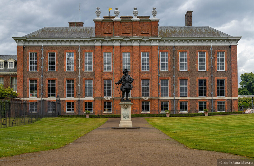 Памятник Вильгельму III у Кенсингтонского дворца.