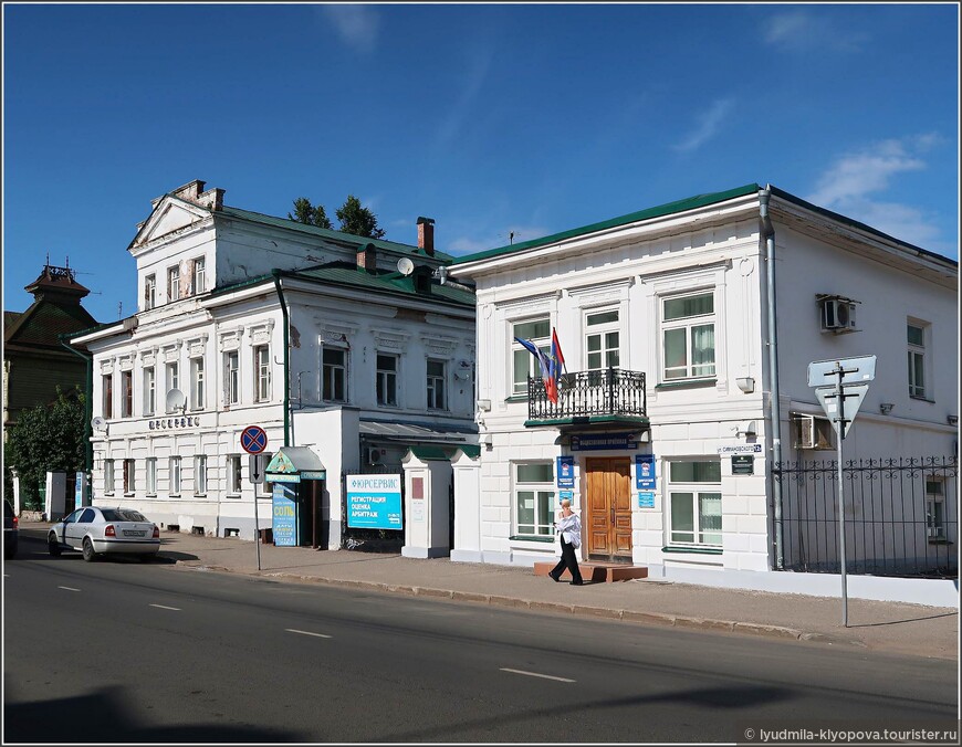 Городская усадьба между Музеем театрального костюма и домом Стожарова по ул. Симановского.