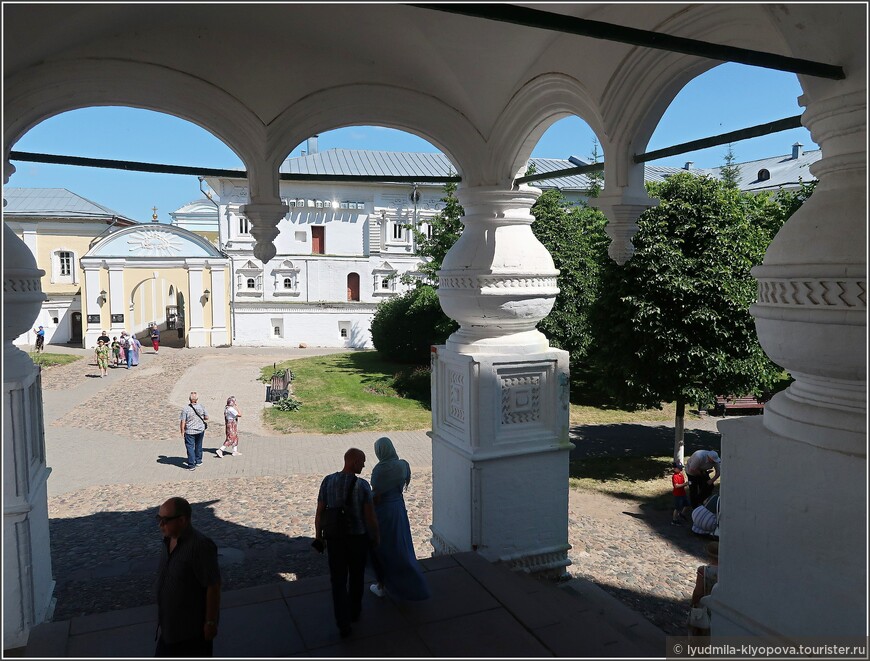 Вид на вход в монастырь с крыльца  Троицкого собора