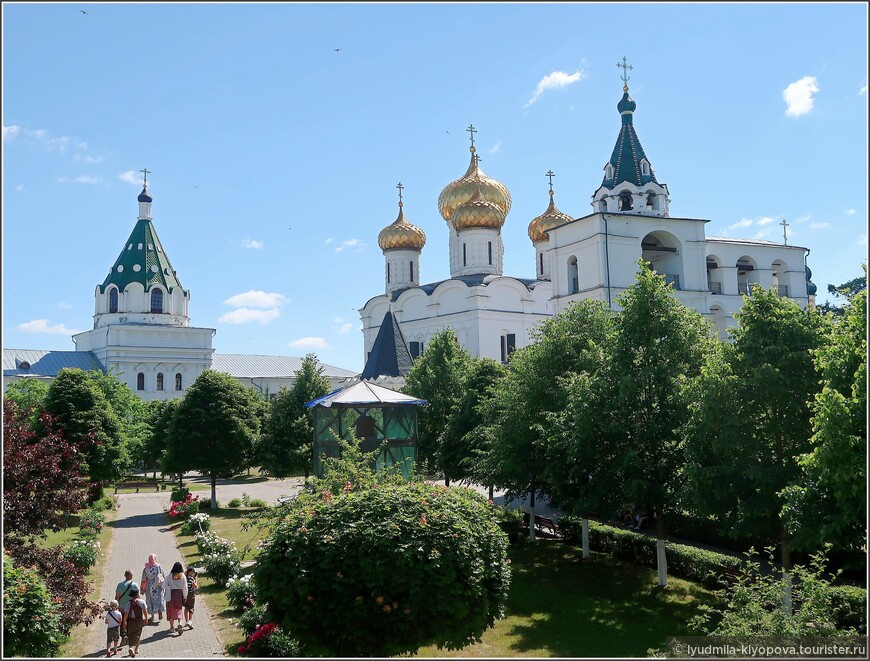 Вид с высокого крыльца палат бояр Романовых.