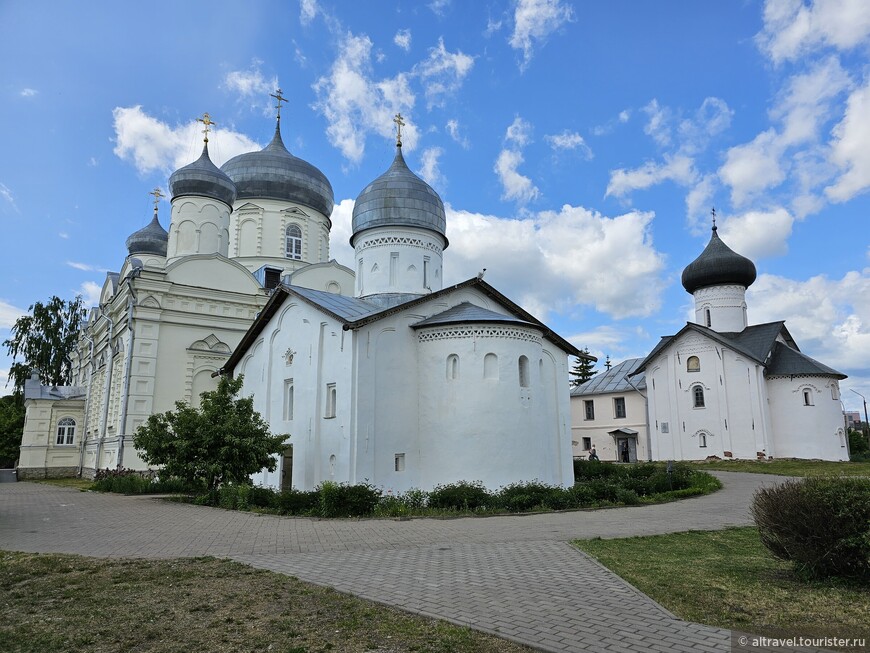 Три храма бывшего Покровского Зверина монастыря.