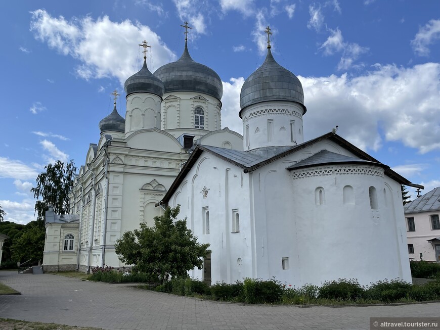 Два Покровских храма: церковь 14-го века на переднем плане (сейчас закрыта) и за ней - большой собор 1901 г. (действующий).
