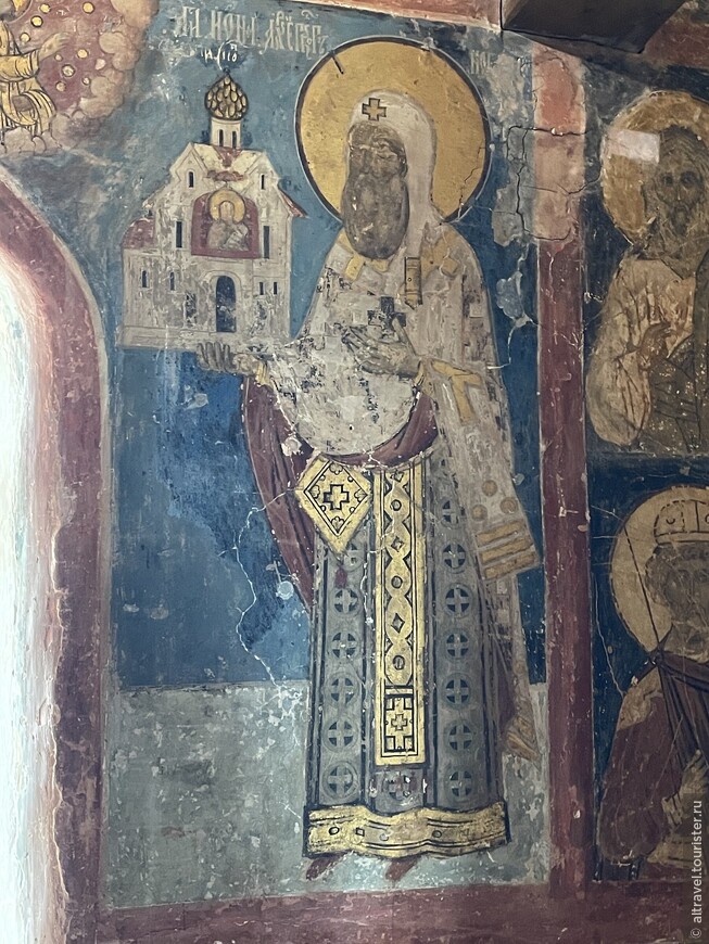  Архиепископ Иона с изображением храма, построенного по его велению.