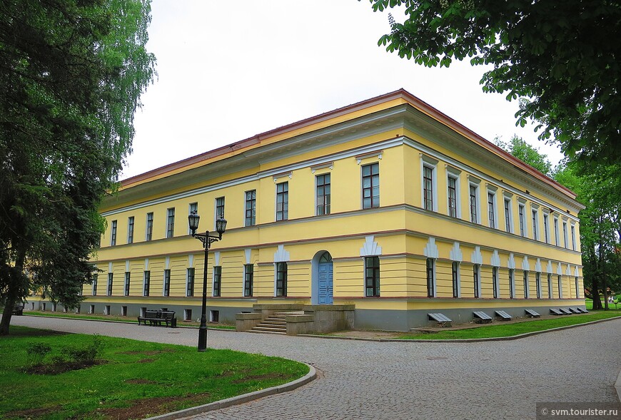 В этом здании в 1841-42 году служил в должности советника губернского правления революционер-демократ А.И.Герцен,отбывавший ссылку в Новгороде.