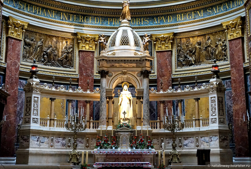 Главный алтарь с балдахином, спроектированный Йожефом Каузером, украшен работой Алахоса Штробла и статуей Святого Иштвана