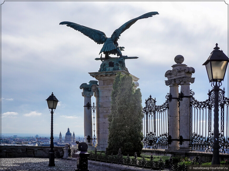 Мифическая птица Турул, держащая в лапах меч Атиллы. Установлена на воротах Королевского дворца. Это работа скульптора Дьюлы Доната. Монумент создан в 1896 году. По легенде именно эта птица указана путь венгерским кочевникам на земли Будапешта. 