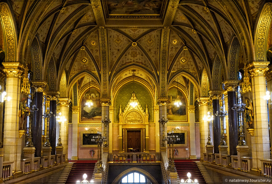 Центральная лестница здания венгерского парламента