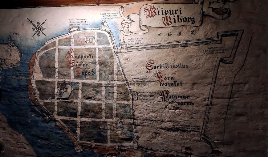 Карта Выборга в старинном стиле на стене башни 