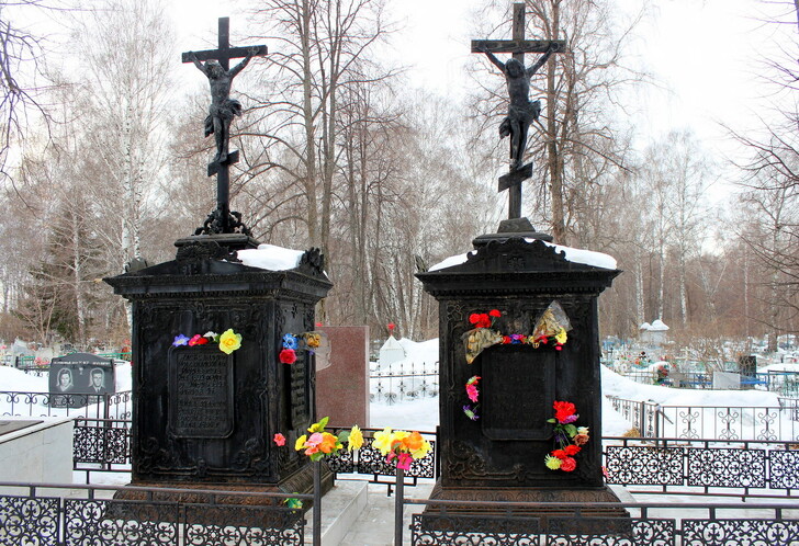 Памятники на могилах декабристов А. М. Муравьева и Ф. В. Вольфа