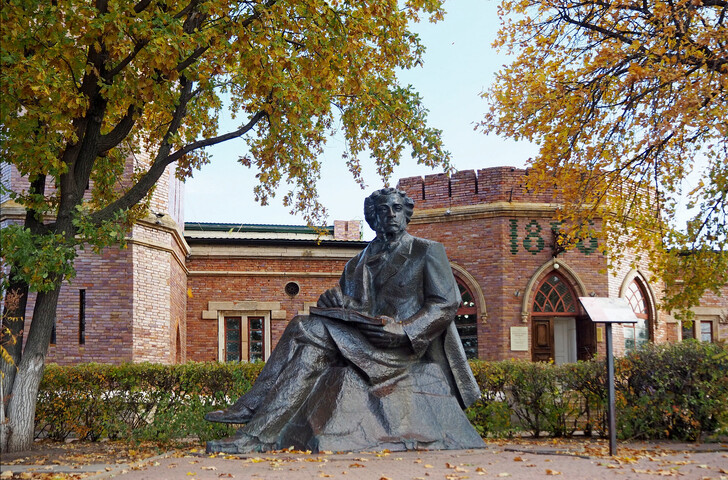 Памятник А.С. Пушкину перед Музеем истории города