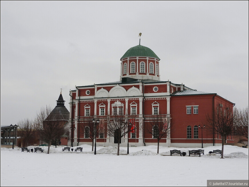 Богоявленский собор на территории тульского кремля. Часть экспозиции Тульского музея оружия до сих пор выставляется здесь.