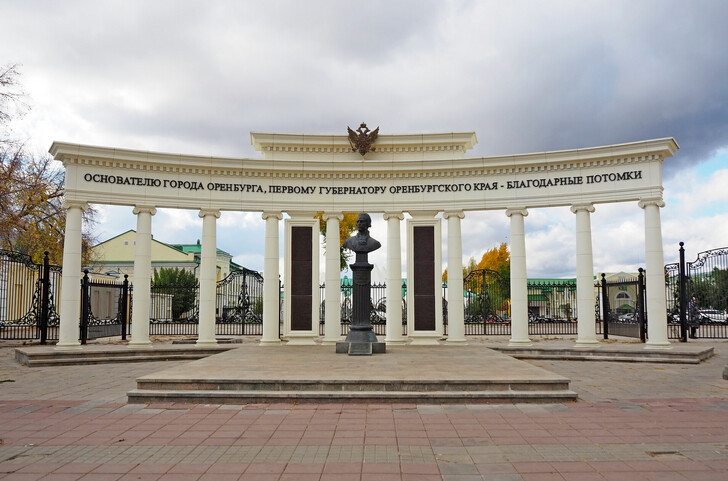 Памятник И.И. Неплюеву