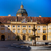 Прелатный двор и фонтан перенесённый сюда из закрывшегося в 19 веке монастыря Вальдхаузен.