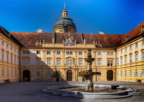 Прелатный двор и фонтан перенесённый сюда из закрывшегося в 19 веке монастыря Вальдхаузен.