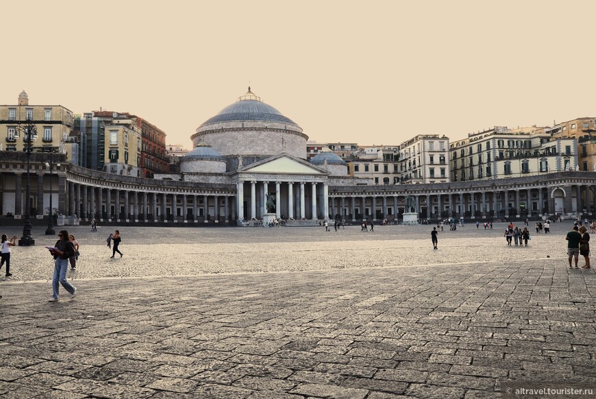 Площадь Плебисцита с базиликой Сан-Франческо-ди-Паола.