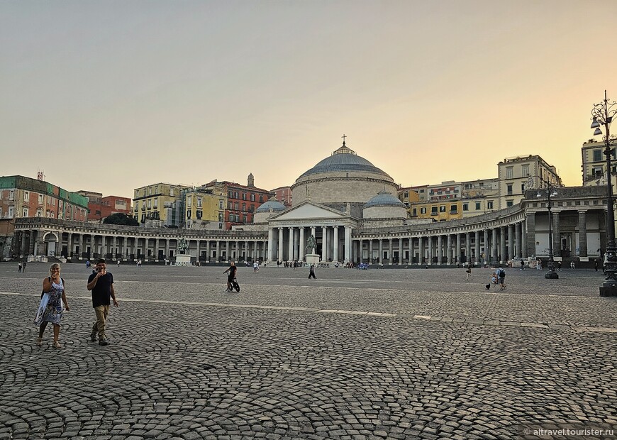 Площадь Плебисцита с базиликой Сан-Франческо-ди-Паола с ее характерными колоннадами, симметрично простирающимися с каждой стороны.