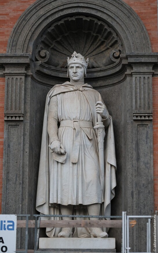 16. Карл I Анжуйский (1227-1285), король Сицилии с 1266 года, тогда же он перенес столицу своих владений в Неаполь. То есть именно его можно считать первым королем Неаполя, основавшего Анжу-Сицилийскую династию. Он же покрыл себя вечным позором, в борьбе за власть казнив в Неаполе юного Конрадина, последнего наследника династии Гогенштауфенов. К 1282 году Карл I Анжуйский смог создать могущественное средиземноморское государство. Но в результате «Сицилийской вечерни» (1282) и последующего завоевания Сицилии Арагоном наследники Карла I Анжуйского смогли сохранить только материковую часть своего государства, включая Неаполь.