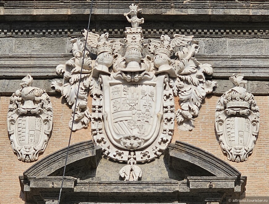 Герб Филиппа III Габсбурга на фасаде Королевского дворца в Неаполе - старейший герб, сохранившийся во дворце. Мрамор, начало 17-го века. Почему здесь именно герб этого испанского короля? Дело в том, что изначально дворец строился к его приезду в Неаполь, но король не приехал (а его герб сохранился), и дворец надолго оставался резиденцией вице-королей.