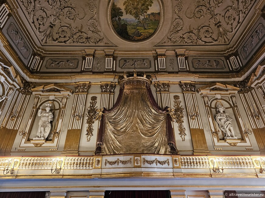 Стены театра украшены белой и золотой лепниной.