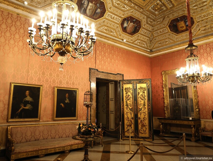 Во Фламандском зале размещены портреты, выполненные голландскими художниками. Сейчас в палаццо представлена лишь малая часть коллекции, хранившейся здесь в разные годы существования дворца. Основные художественные ценности были переданы в музей Каподимонте и Национальный археологический музей.
