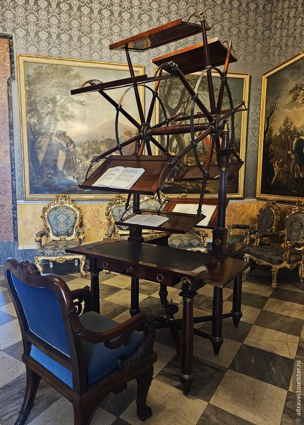 В центре одного из залов дворца выставлена вращающаяся кафедра - технологическая диковинка конца 18-го века. Это приспособление позволяло одновременно просматривать несколько книг, размещенных на восьми подвесных полках, которые можно было придвигать к читающему с помощью поворотного механизма. Раньше это устройство находилось в библиотеке Марии-Каролины Австрийской, супруги Фердинанда IV, короля Обеих Сицилий.