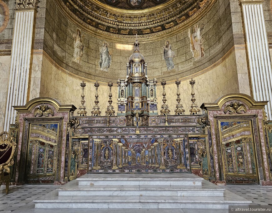Алтарь - работа местного мастера Дионисио Лаццари. Этот шедевр неаполитанской скульптуры он создал в 1674 году. Поначалу это был главный алтарь церкви Санта-Тереза-дельи-Скальци, но в 1808 году его перенесли в Палатинскую капеллу Королевского дворца.