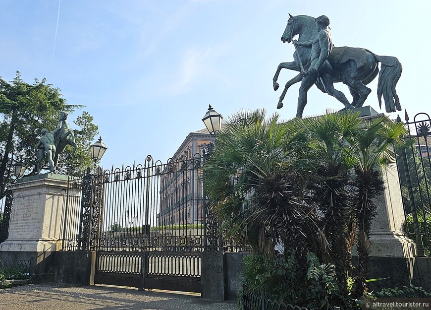 Ворота в дворцовый сад охраняют кони Клодта