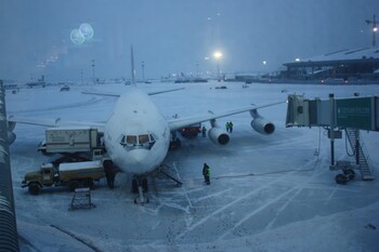 Работа аэропорта Южно-Сахалинска была нарушена из-за снегопада 
