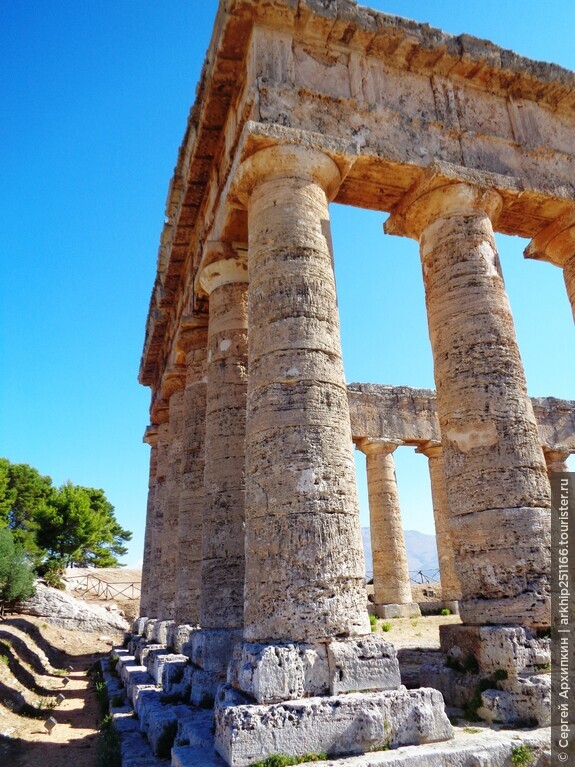 Древнегреческий дорический храм 5 века до нашей эры в Седжесте на Западе Сицилии