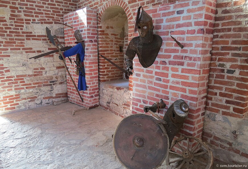 Внутри башни находится интересная инсталляция из застывших в стене древних воинов и их оружия.