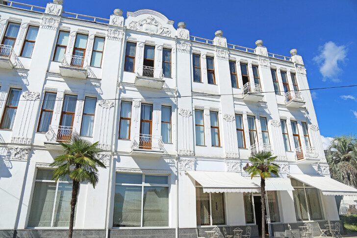Исторический отель Рица в центре Сухума