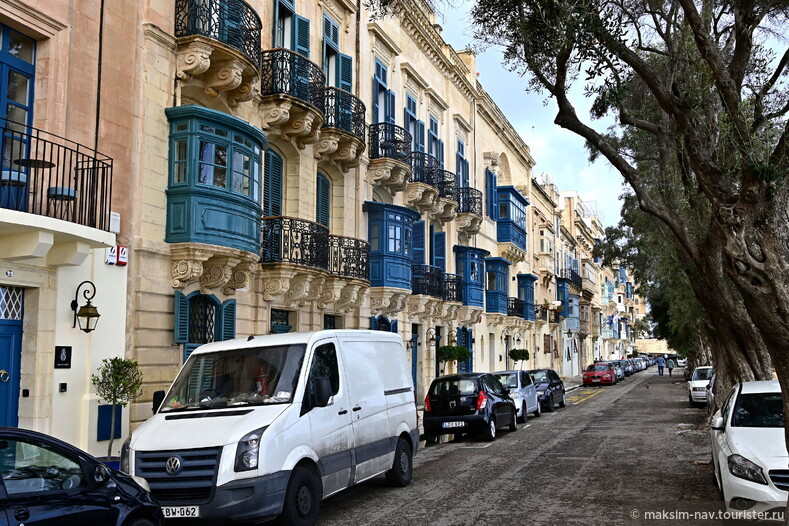 Визитная карточка Мальты - балконы, которые могут быть самых разных форм, цветов и размеров.