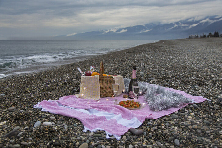 Купите в Абхазии плетенную корзинку для пикника