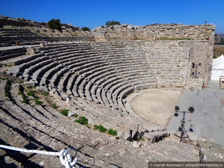 Древнегреческий театр 4 века до нашей эры в живописном месте в Седжесте на Западе Сицилии