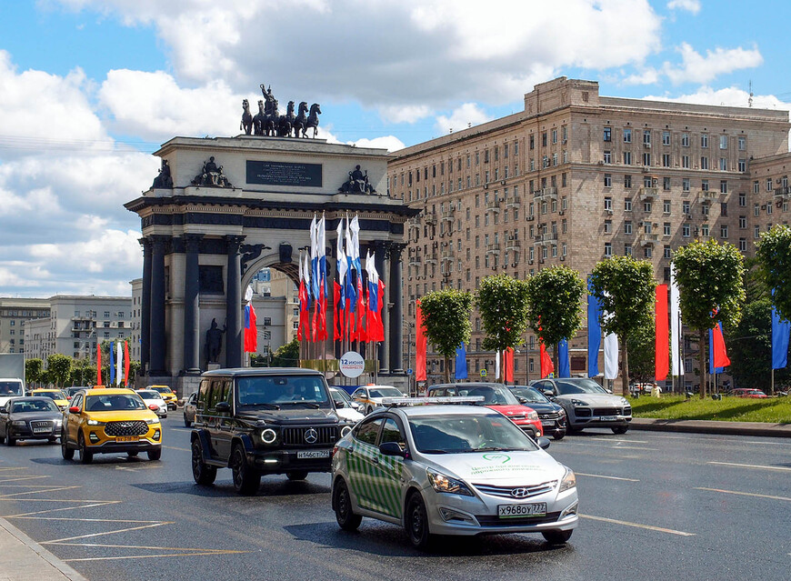 Триумфальная арка на Кутузовском проспекте воздвигнута в честь победы в Отечественной войне 1812 года. Создана по проекту архитектора Бове в 1829—1834 гг., позже в 1936 году арка была демонтирована. Реконструированная вновь, была возвращена на проспект в 1968 году.