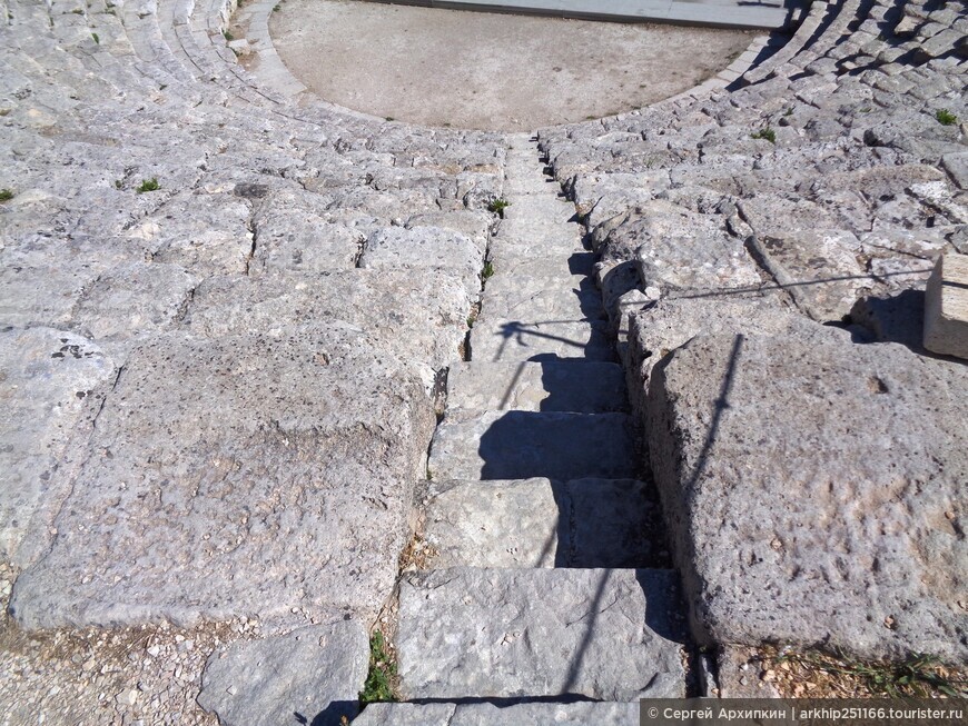 Древнегреческий театр 4 века до нашей эры в живописном месте в Седжесте на Западе Сицилии