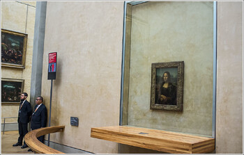В Лувре экоактивисты облили супом картину «Джоконда» 