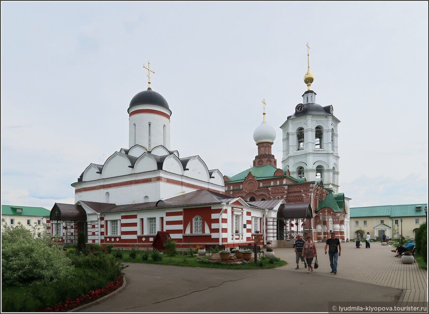 Никольский собор (слева), Сергиевская церковь и церковь Богоявления Господня «под колоколы»