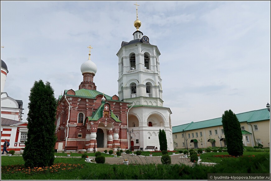 Сергиевская церковь и колокольня с церковью «под колоколы» в честь Мефодия игумена Пешношского. 