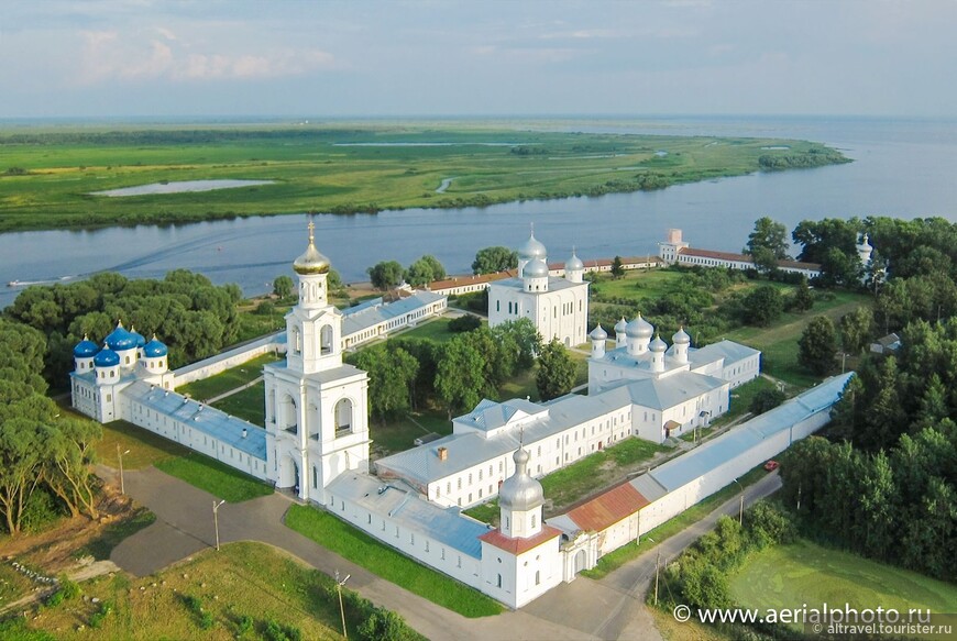 Свято-Юрьев монастырь, вид сверху. Справа - исток Волхова из оз.Ильмень. Фото из сети.