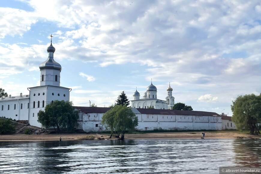  Свято-Юрьев монастырь, вид с реки. На переднем плане: угловая башня с церковью Архангела Михаила.